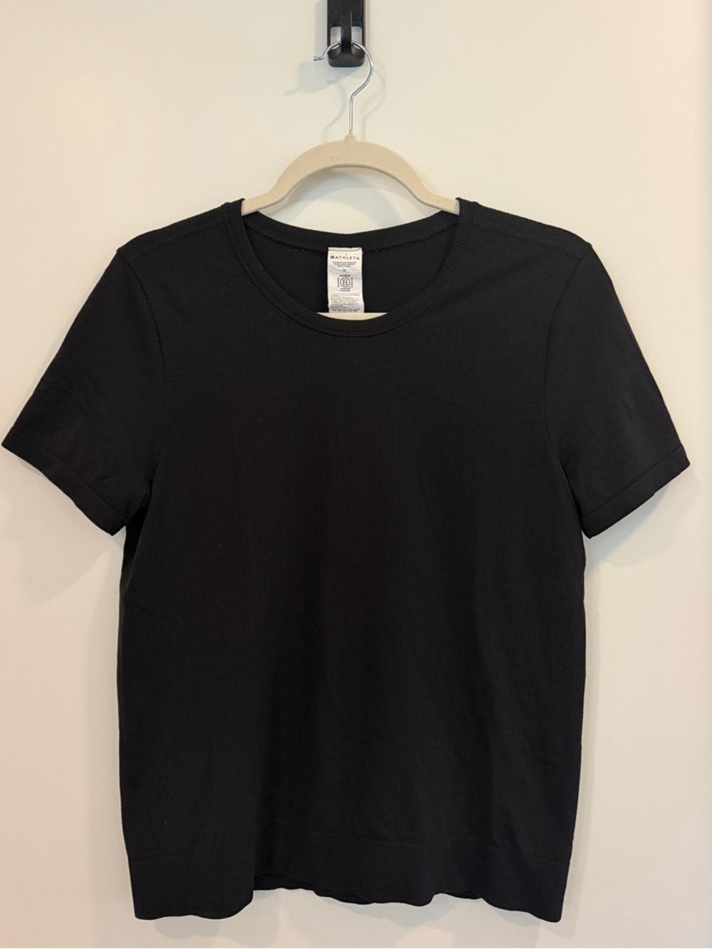 Athleta In Motion Seamless Short Sleeve Tee in Black | Medium